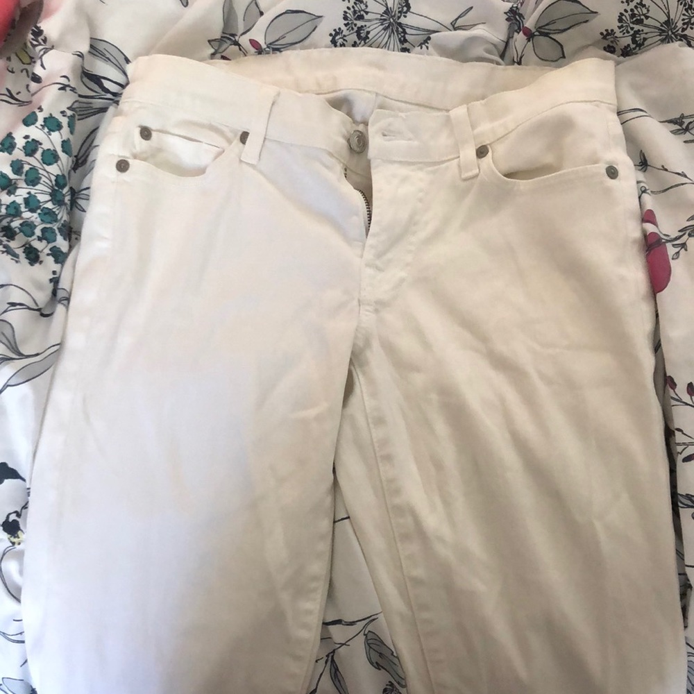 WHITE JEANS W/ WIDE-ISH LEG